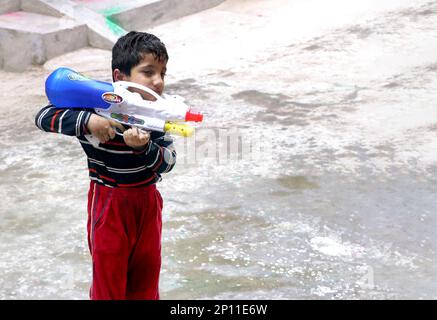 Marzo 20222, Hisar, Haryana : i bambini indiani festeggiano Holi con colori e pichkari durante il festival Holi Foto Stock