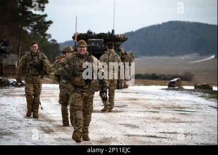 STATI UNITI I soldati dell'esercito assegnati al 2D° reggimento di cavalleria (2Cr) fanno una pausa dopo un assalto a una città durante Dragoon Ready 23 presso il Joint Multinational Readiness Center di Hohenfels, Germania, 29 gennaio 2023. Dragoon Ready 23 è stato progettato per garantire la preparazione e la formazione del reggimento nei suoi compiti essenziali di missione a sostegno di operazioni terrestri unificate per migliorare la competenza e l'interoperabilità con gli alleati della NATO. I partecipanti all'esercitazione includono circa 2.500 Stati Uniti Soldati del 2D° reggimento della cavalleria, 150 Stati Uniti Soldati della Brigata dell'Aviazione di combattimento del 12th e 150 membri del servizio da me Foto Stock