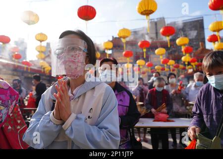 I fedeli fanno l'offerta il primo giorno del capodanno lunare cinese al tempio di Wong Tai Sin, in mezzo alle misure di controllo della folla del Covid-19. 12FEB21 SCMP / Sam Tsang Foto Stock