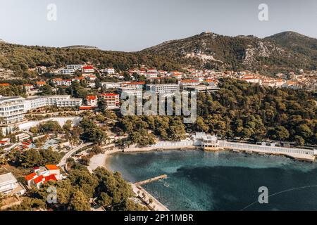 Lo scatto aereo cattura la bellezza della costa di Hvar all'alba di una mattina d'estate. Foto Stock