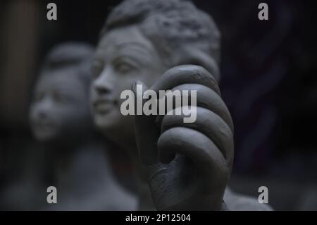 Foto del barbiere temporaneo lato rurale e sculture e mattoni sporchi in Bangladesh. Foto Stock