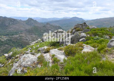 Rovine del castello di Castro Laboreiro, Parco Nazionale di Peneda Geres, portogallo Foto Stock