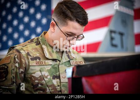 Airman 1st Class Austin Riddle, 96th Aircraft Maintenance Squadron Red Team, ispeziona gli strumenti durante una competizione di carico trimestrale alla base aeronautica di Eglin, Fl., 20 gennaio 2023. Due squadre hanno gareggiato per vedere chi poteva caricare una GBU-38 e una AIM-9 sul loro jet il più veloce e con il minor numero di errori. Il vincitore è stato nominato 96th Test Wing Weapons Load Crew del trimestre. Foto Stock