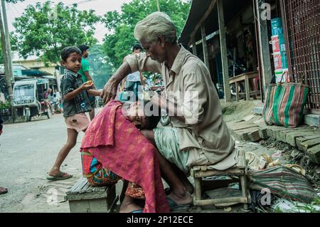 Foto di falco e barbiere in Bangladesh. Foto Stock