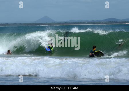 Gli amanti del Bodyboarder apprezzano le onde cave veloci della spiaggia di Mooloolaba Foto Stock