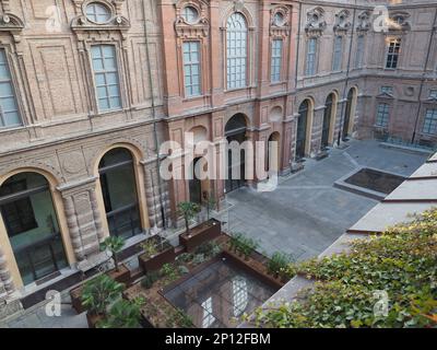 TORINO, ITALIA - CIRCA DICEMBRE 2022: Museo Egizio traduzione Museo Egizio cortile interno Foto Stock