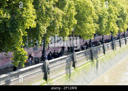 La gente fa la fila e aspetta che i menzogne-in-stato paghino i loro rispetti alla defunto regina Elisabetta II nel centro di Londra, prima del suo funerale. Foto Stock