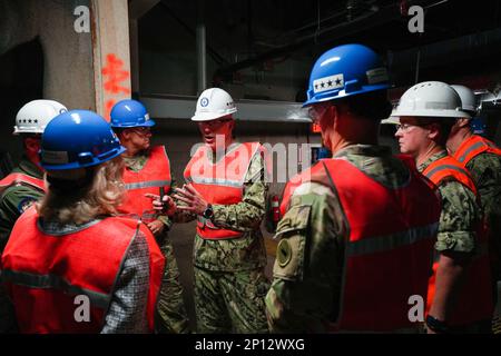 STATI UNITI John Wade, comandante della Joint Task Force-Red Hill (JTF-RH), parla con il Segretario dell'Esercito Christine Wormuth durante un tour della Red Hill Bulk Fuel Storage Facility (RHBFSF) ad Halawa, Hawaii, 25 gennaio 2023. Wormuth ha fatto un tour della RHBFSF per raccogliere maggiori informazioni sulla missione Joint Task Force-Red Hill (JTF-RH) e per discutere i contributi del personale dell'esercito allo sforzo. Il Dipartimento della Difesa ha istituito JTF-RH per garantire il derifornimento sicuro e rapido del RHBFSF. Foto Stock