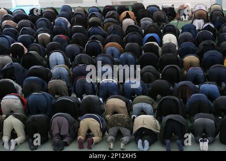 Londra, Regno Unito, 3rd marzo 2023. Preghiera del venerdì alla Moschea di Baitul Futuh. La moschea più grande della Gran Bretagna e uno dei più grandi complessi di moschea in Europa riapre ufficialmente questo fine settimana dopo un incendio nel 2015 distrusse gran parte del sito. Il progetto di riqualificazione da 20 milioni di sterline è stato finanziato dalla comunità musulmana di Ahmadiyya. Credit: Katie Collins/Alamy Live News Foto Stock