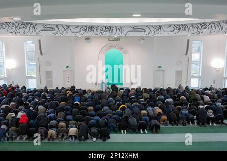 Londra, Regno Unito, 3rd marzo 2023. Preghiera del venerdì alla Moschea di Baitul Futuh. La moschea più grande della Gran Bretagna e uno dei più grandi complessi di moschea in Europa riapre ufficialmente questo fine settimana dopo un incendio nel 2015 distrusse gran parte del sito. Il progetto di riqualificazione da 20 milioni di sterline è stato finanziato dalla comunità musulmana di Ahmadiyya. Credit: Katie Collins/Alamy Live News Foto Stock