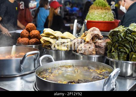 Molti spuntini vietnamiti con carne alla griglia e fritta e zuppa nel mercato notturno vietnamita a da Lat Foto Stock