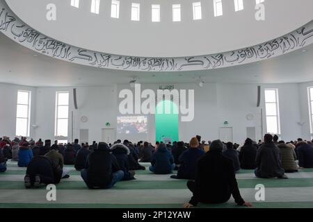 Londra, Regno Unito, 3rd marzo 2023. Preghiera del venerdì alla Moschea di Baitul Futuh. La moschea più grande della Gran Bretagna e uno dei più grandi complessi di moschea in Europa riapre ufficialmente questo fine settimana dopo un incendio nel 2015 distrusse gran parte del sito. Il progetto di riqualificazione da 20 milioni di sterline è stato finanziato dalla comunità musulmana di Ahmadiyya. Credit: Katie Collins/Alamy Live News Foto Stock