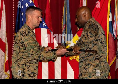 STATI UNITI Il corpo Marino col. Thomas M. Bedell, l'ufficiale comandante della Stazione aerea del corpo Marino Miramar, presenta Sgt. Major. Marquis L. Young con l'ufficiale non commissionato Sword a MCAS Miramar durante la nomina di Young al sergente maggiore della stazione aerea, 3 febbraio 2023. Giovane, nativo di Memphis, Tennessee, ha sostituito il sig. Major Jason R. Cain, che si è ritirato nel dicembre del 2022. Prima di assumere la sua nuova posizione, Young ha completato con successo il suo terzo tour in Marine Corps Recruiting Command. Foto Stock