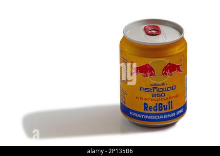 Bangkok, Thailandia - Dicembre 09 2014: Studio shot di una Tailandese Red Bull può isolato su sfondo bianco. Foto Stock