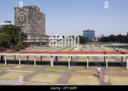 Marzo 02, 2023. Città del Messico, Messico. Esplanade del campus centrale a Ciudad Universitaria dell'Università Nazionale Autonoma del Messico. In questi giorni, la principale casa di studi del Messico è stata coinvolta in una controversia dopo che un ministro del paese avrebbe plagiarizzato la sua tesi di laurea e di dottorato. Il 02 marzo 2023 a Città del Messico. (Foto di Alex Dalton/ Eyepix Group.) Foto Stock