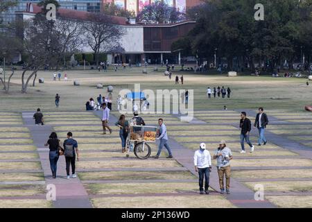 Marzo 02, 2023. Città del Messico, Messico. Esplanade del campus centrale a Ciudad Universitaria dell'Università Nazionale Autonoma del Messico. In questi giorni, la principale casa di studi del Messico è stata coinvolta in una controversia dopo che un ministro del paese avrebbe plagiarizzato la sua tesi di laurea e di dottorato. Il 02 marzo 2023 a Città del Messico. (Foto di Alex Dalton/ Eyepix Group.) Foto Stock