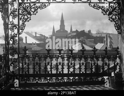 Una vista attraverso pizzo di ferro, New Orleans, tra il 1920 e il 1926. Foto Stock