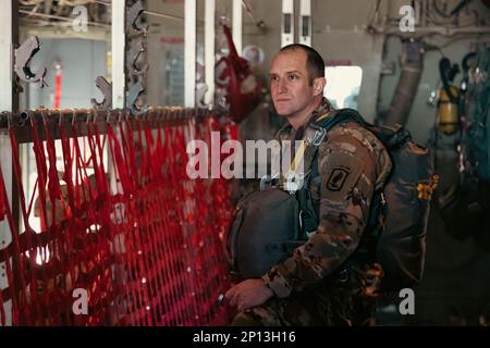 Lucas Davis, Jumpmaster, Charlie Company 1 Battaglione 143d distaccamento, attende un'operazione aerea 08 gennaio 2023, Westover Air Force base, Massachusetts. Foto Stock