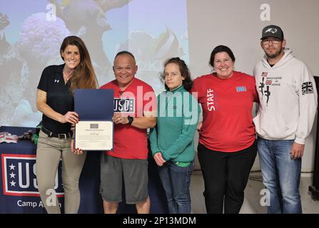 Martedì, USO Camp Arifjan tiene la sua cerimonia mensile di apprezzamento volontario, celebrando i membri del Servizio che servono qui quel passo in su da uniforme per continuare ad aiutare, nutrire e intrattenere la comunità sulla base. I volontari vengono premiati con swag: Camicie, cappelli, tazze da caffè e monete sfida per servire soglie crescenti di ore, Camp Arifjan, Kuwait, 24 gennaio 2023. Foto Stock