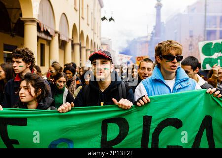 Bologna, ITALIA. Marzo 3, 2023. Gli attivisti del clima partecipano ad una manifestazione organizzata dal Venerdì per il futuro movimento come parte del Global Climate Strike, il 3 marzo 2022 a Bologna. Credit: Massimiliano Donati/Alamy Live News Foto Stock