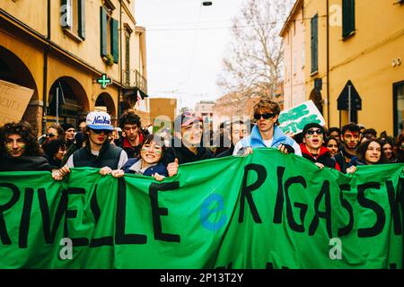 Bologna, ITALIA. Marzo 3, 2023. Gli attivisti del clima partecipano ad una manifestazione organizzata dal Venerdì per il futuro movimento come parte del Global Climate Strike, il 3 marzo 2022 a Bologna. Credit: Massimiliano Donati/Alamy Live News Foto Stock