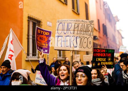 Bologna, ITALIA. Marzo 3, 2023. Gli attivisti del clima partecipano ad una manifestazione organizzata dal Venerdì per il futuro movimento come parte del Global Climate Strike, il 3 marzo 2022 a Bologna. Credit: Massimiliano Donati/Alamy Live News Foto Stock