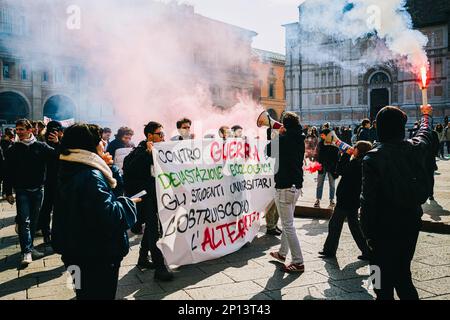 Bologna, ITALIA. Marzo 3, 2023. Gli attivisti del clima partecipano ad una manifestazione organizzata dal Venerdì per il futuro movimento come parte del Global Climate Strike, il 3 marzo 2022 a Bologna. Credit: Massimiliano Donati/Alamy Live News Foto Stock