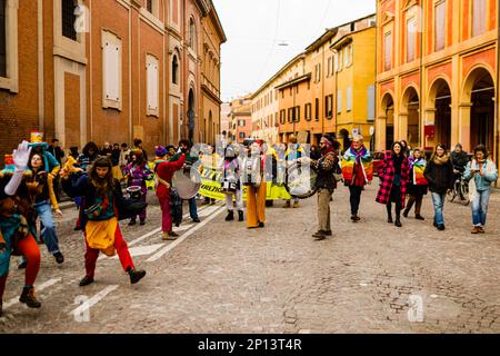 Bologna, ITALIA. Marzo 3, 2023. Gli attivisti del clima partecipano ad una manifestazione organizzata dal Venerdì per il futuro movimento come parte del Global Climate Strike, il 3 marzo 2022 a Bologna. Credit: Massimiliano Donati/Alamy Live News Foto Stock