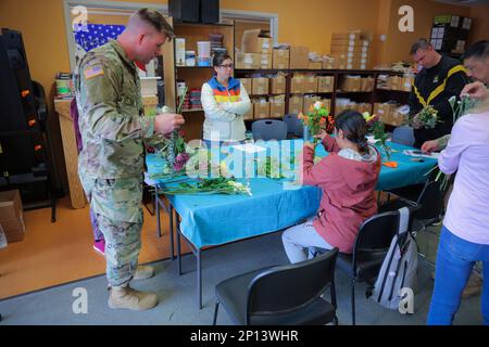 Soldiers with the Fort Campbell, Kentucky, Soldier Recovery Unit ha assemblato mazzi di fiori come parte della terapia orticola per San Valentino, 14 febbraio 2023. Foto Stock