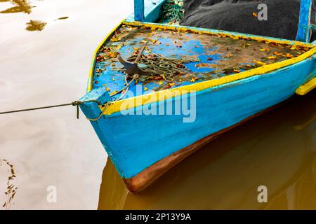 Rustica barca da pesca in legno sulle acque del canale Paraty Foto Stock