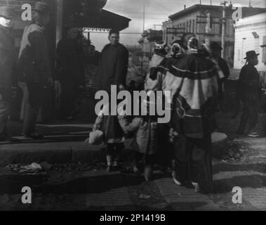 Donne e bambini che attraversano una strada, Chinatown, San Francisco, tra le 1896 e le 1906. Foto Stock