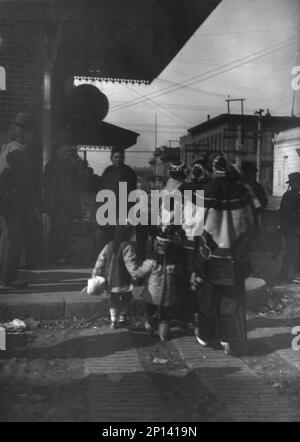 Donne e bambini che attraversano una strada, Chinatown, San Francisco, tra le 1896 e le 1906. Foto Stock