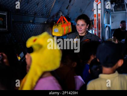 Royal Australian Air Force Corporal Mackenzie Golightly, C-27 Spartan loadmaster, partecipa a un evento di coinvolgimento della comunità durante Cope North 2023 a Rota, nelle Isole Marianne Settentrionali, vicino alla base dell'aeronautica militare Andersen, Guam, 17 febbraio 2023. Gli Stati Uniti, l'Australia e il Giappone impiegano l'interoperabilità durante COPE North 23 attraverso una generazione agile e integrata di airpower da sedi dislocate in tutto il Pacifico, dimostrando la resilienza e la resilienza di Coalition airpower in un ambiente contestato. Foto Stock