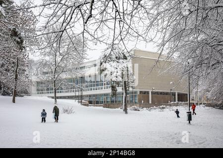 Töölön kirjasto o biblioteca Töölö (1970), progettata da Aarne Ervi, in una nuvolosa giornata invernale nel distretto di Taka-Töölö di Helsinki, Finlandia Foto Stock