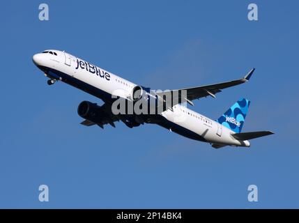 Un Airbus A321neo della JetBlue Airways parte dall'aeroporto di Gatwick Foto Stock