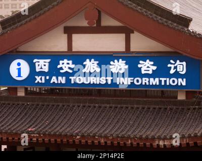 Firma su uno stand di informazioni turistiche Ufficio per aiutare i visitatori e turisti intorno alla città di Xi'an / cinese città di Xian. RPC, Cina. La zona del centro storico è molto frequentata dai turisti. (125) Foto Stock