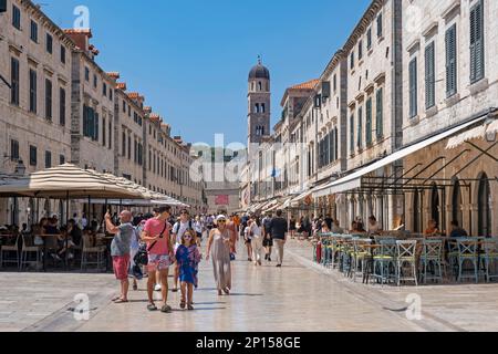 Campanile e turisti shopping a Stradun / Placa, strada principale nella città vecchia, centro storico di Dubrovnik, Dalmazia meridionale, Croazia Foto Stock