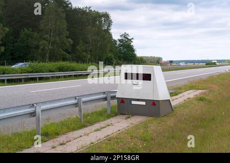 Un cosiddetto trailer di autovelox con l'iscrizione video monitorata , per paura di vandalismo Foto Stock