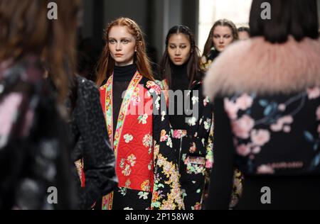 Parigi, Francia. 03rd Mar, 2023. Un modello si porta sulla passerella durante la mostra di Leonard come parte delle presentazioni della settimana della moda Autunno-Inverno 2023 a Parigi venerdì 3 marzo 2023. Foto di Maya Vidon-White/UPI Credit: UPI/Alamy Live News Foto Stock