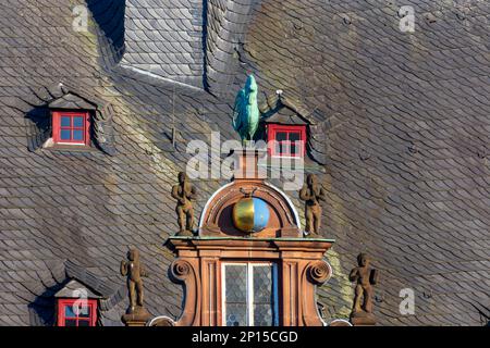 Marburg: Renaissance timpano dal 1581 con l'orologio d'arte sulla torre scala del Municipio a Lahntal, Assia, Assia, Germania Foto Stock