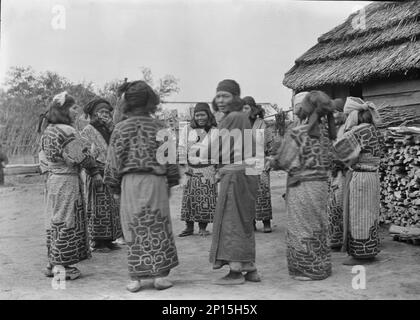 Gru danza delle donne Ainu, 1908. Foto Stock