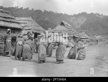Gru danza delle donne Ainu, 1908. Foto Stock