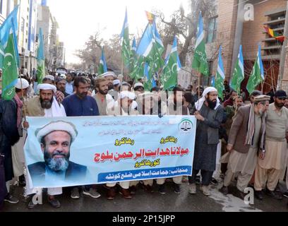 Gli attivisti di Jamat-e-Islami (JI) stanno organizzando una manifestazione di protesta per il rilascio di Maulana Hidayat-ur-Rehman Baloch, presso il club stampa di Quetta venerdì 3 marzo 2023. Foto Stock