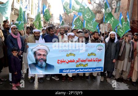 Gli attivisti di Jamat-e-Islami (JI) stanno organizzando una manifestazione di protesta per il rilascio di Maulana Hidayat-ur-Rehman Baloch, presso il club stampa di Quetta venerdì 3 marzo 2023. Foto Stock