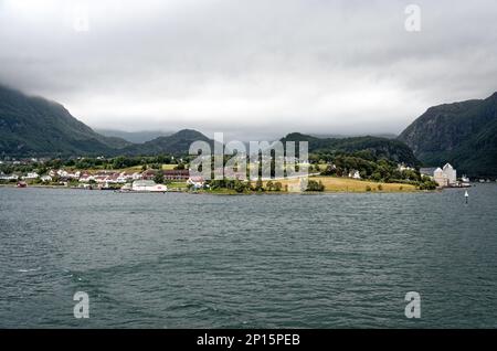 Splendido paesaggio estivo lungo la costa e i fiordi. Lysefjord, vicino a Stavanger, contea di Rogaland, Norvegia. Foto Stock