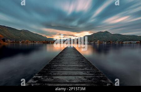 Sonnenuntergang am Tegernsee - Tramonto a Tegernsee,lunga esposizione,mistica,cielo,nuvole Foto Stock