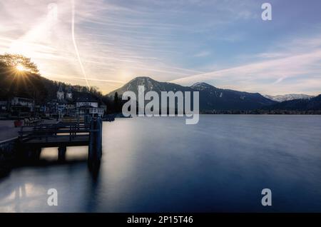 Sonnenaufgang am Tegernsee - Alba a Tegernsee, lunga esposizione, mistico, cielo, nuvole, raggi del sole, umore mattutino Foto Stock