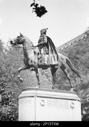 Statue equestri a Washington, D.C., tra il 1911 e il 1942. Scultura del generale Brigadier Casimir Pulaski di Kazimierz Chodzinski. Foto Stock