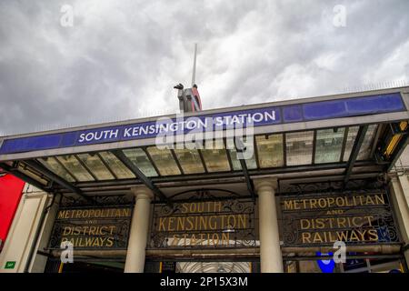 Una vista generale dell'entrata di Pelham Street alla stazione della metropolitana di South Kensington, Londra SW7, lunedì 27th febbraio 2023. (Foto: Mark Fletcher | MI News) Foto Stock