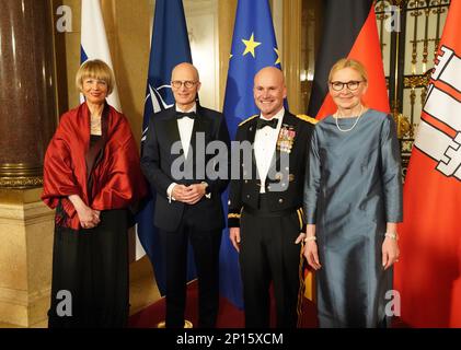 03 marzo 2023, Amburgo: Helga Maria Schmid (l-r), Segretario Generale dell'Organizzazione per la sicurezza e la cooperazione in Europa (OSCE), Peter Tschentscher (SPD), primo Sindaco e Presidente del Senato della Città libera e anseatica di Amburgo, Stati Uniti Il generale Christopher Cavoli, comandante in capo della NATO (North Atlantic Treaty Organization), e la moglie del sindaco di Amburgo, Eva-Maria Tschentscher, si trovano prima dell'inizio del tradizionale pasto Matthiae al Municipio. Il pasto Matthiae è considerato il più antico pasto ospite ancora celebrato nel mondo. Foto: Marcus Brandt/dpa Foto Stock